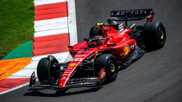 Карлос Сайнс: Не знаю, где Ferrari нашла полсекунды